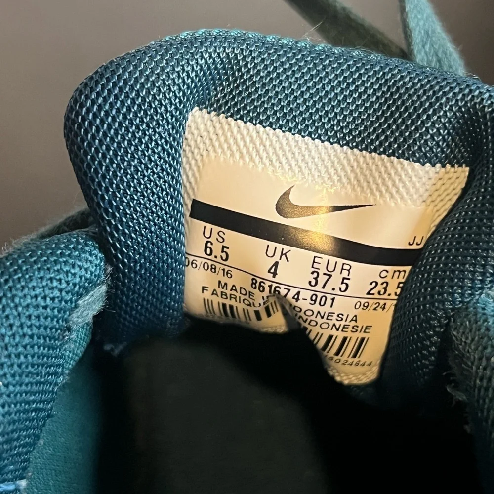 Nike “Max Thea”